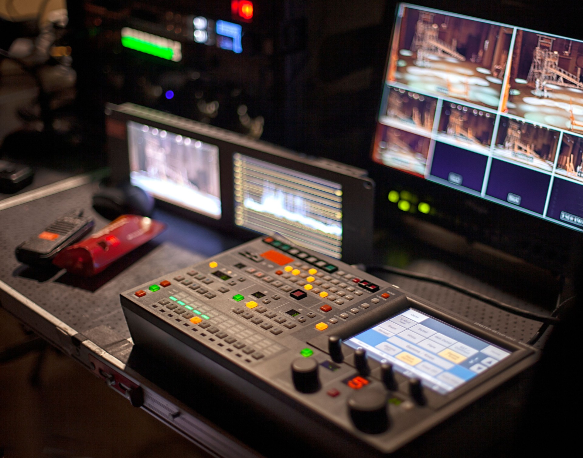 Equipos de TV y cámaras de televisión en el teatro.